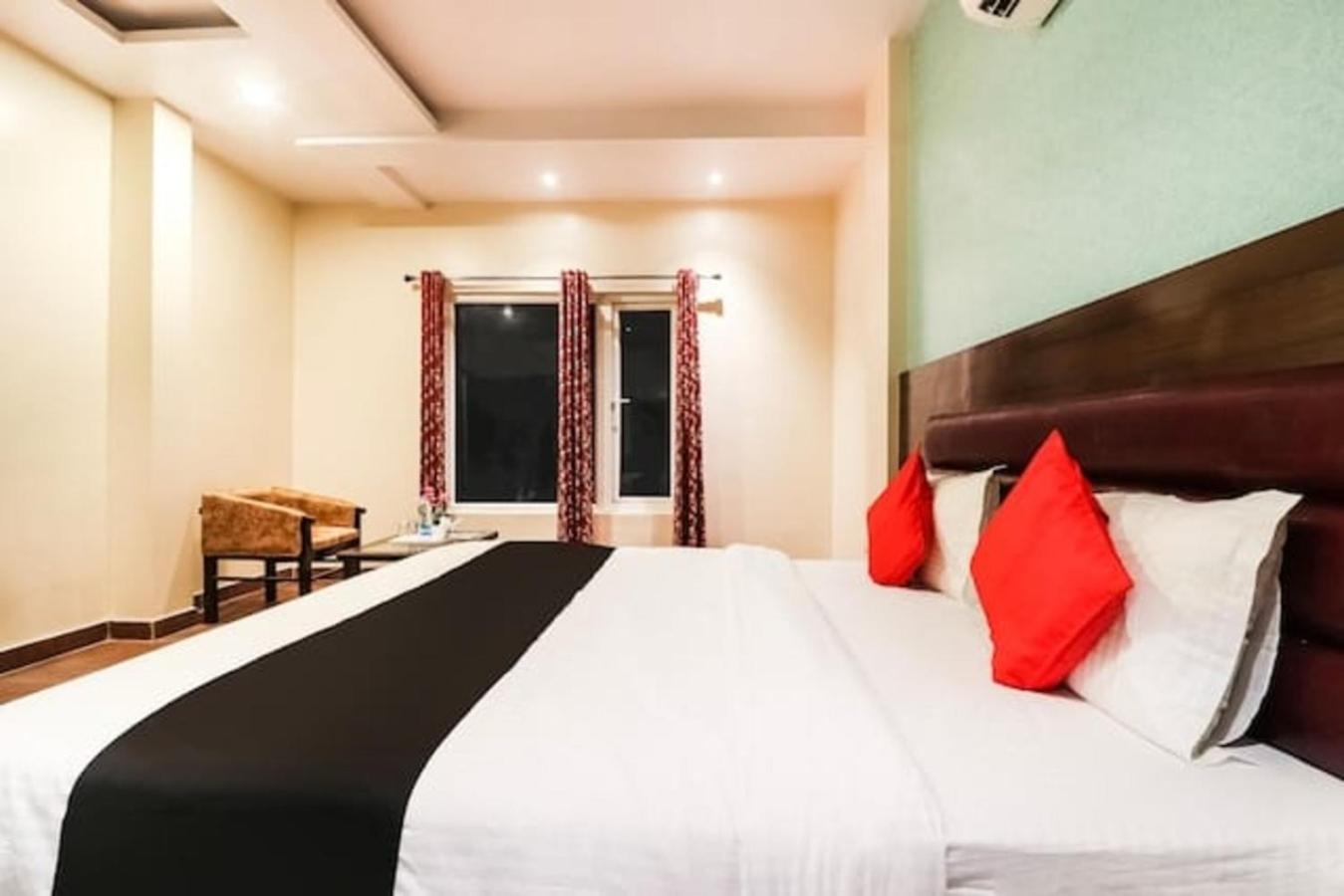 Hotel Gayatri Palace Lucknow Bagian luar foto