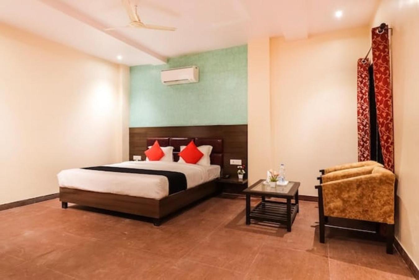 Hotel Gayatri Palace Lucknow Bagian luar foto
