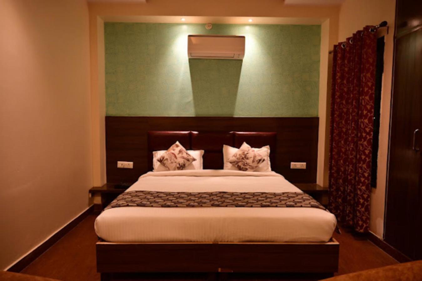 Hotel Gayatri Palace Lucknow Bagian luar foto