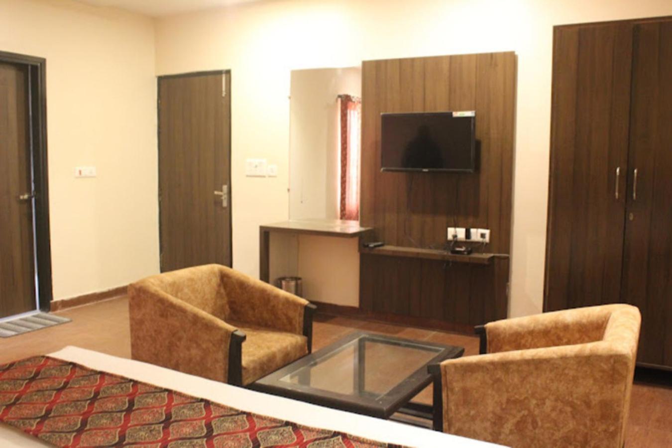Hotel Gayatri Palace Lucknow Bagian luar foto