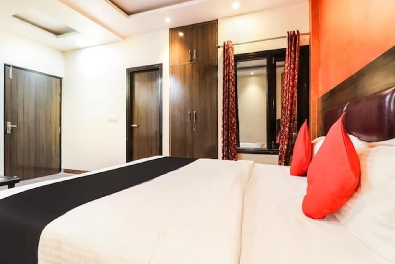 Hotel Gayatri Palace Lucknow Bagian luar foto
