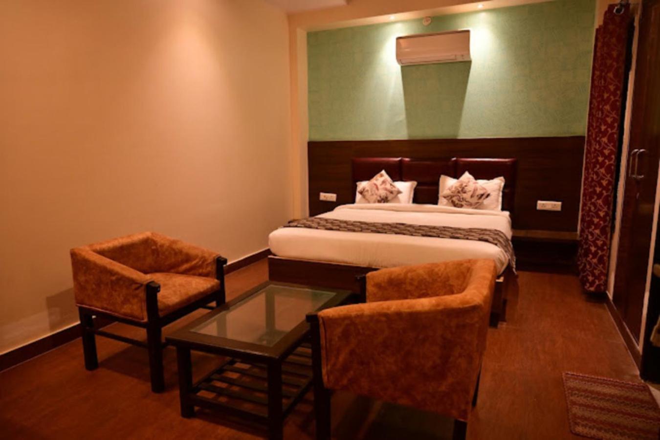 Hotel Gayatri Palace Lucknow Bagian luar foto