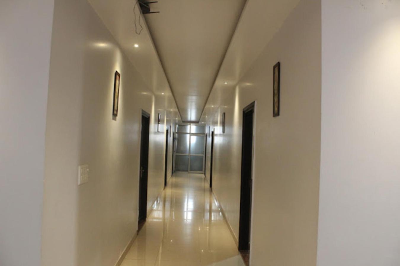 Hotel Gayatri Palace Lucknow Bagian luar foto
