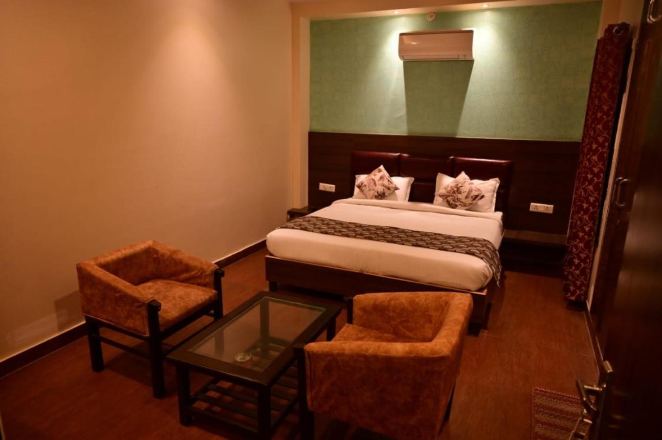 Hotel Gayatri Palace Lucknow Bagian luar foto